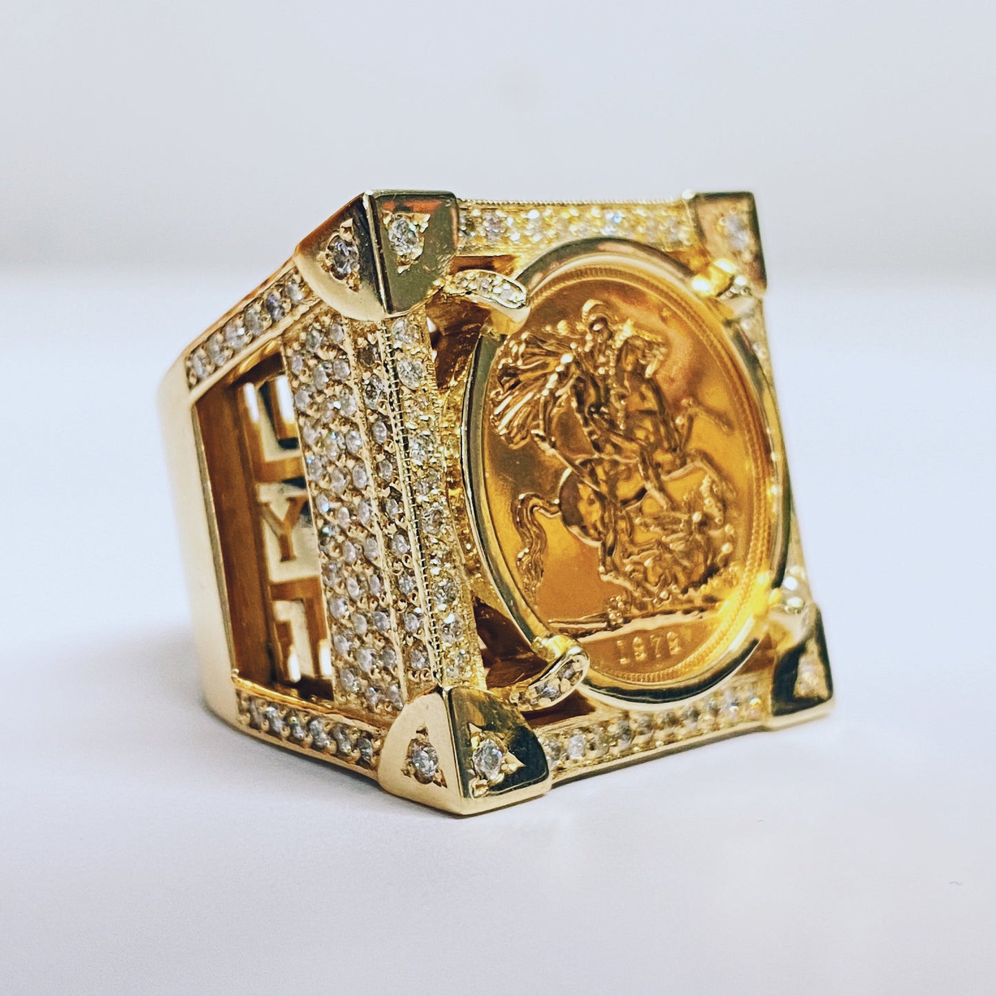 9ct Boss Sovereign Ring