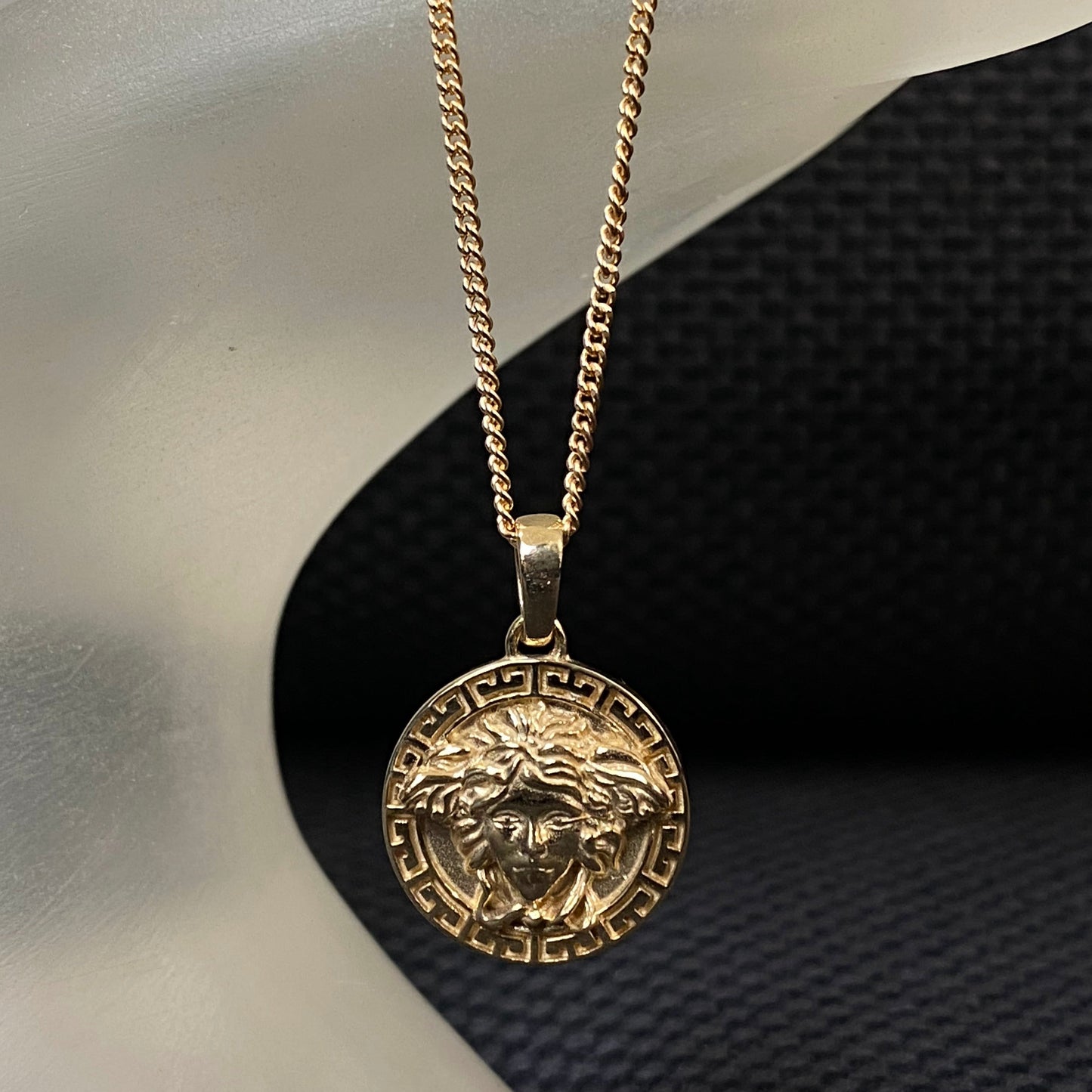 9ct Gold Small Medusa Plus 9ct Gold Chain